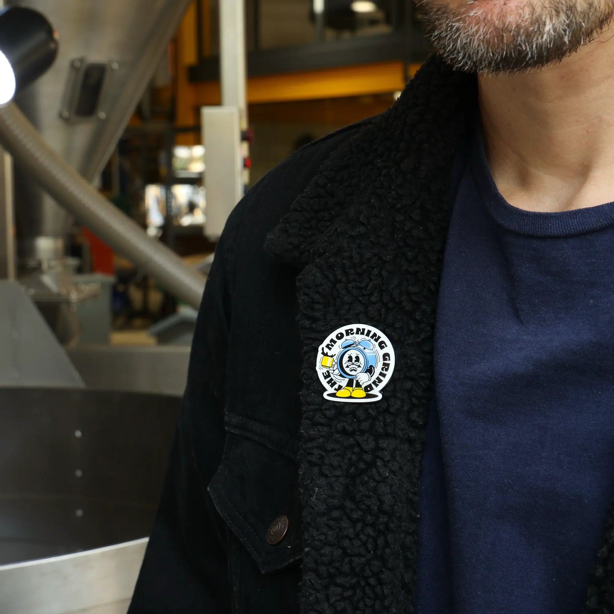 Rave Morning Grind insigna pin 40mm email negru